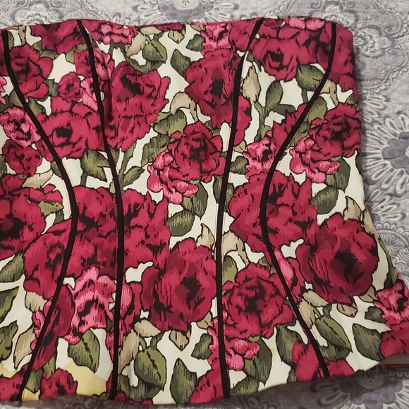 Corset Roses - Picture 2 of 4